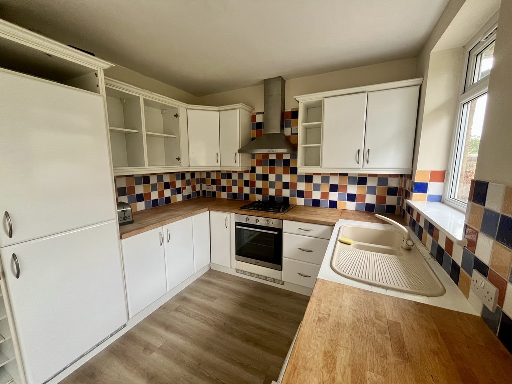 3 bed end of terrace house to rent in Sunningdale Avenue, Feltham  - Property Image 5