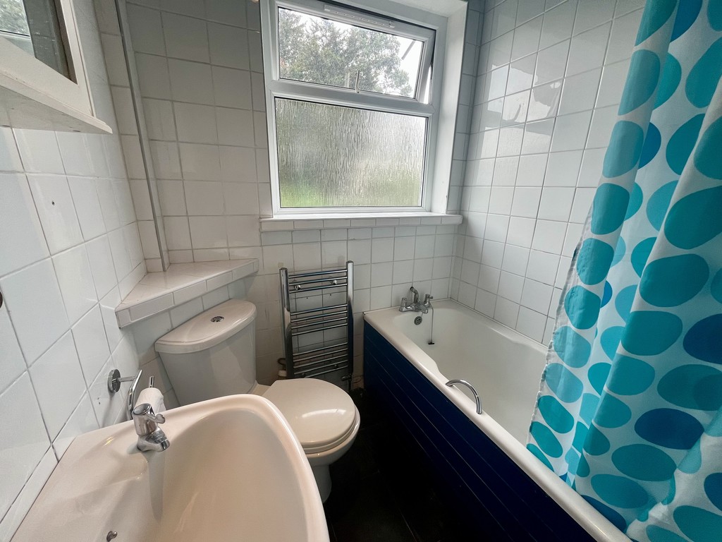 3 bed end of terrace house to rent in Sunningdale Avenue, Feltham  - Property Image 10