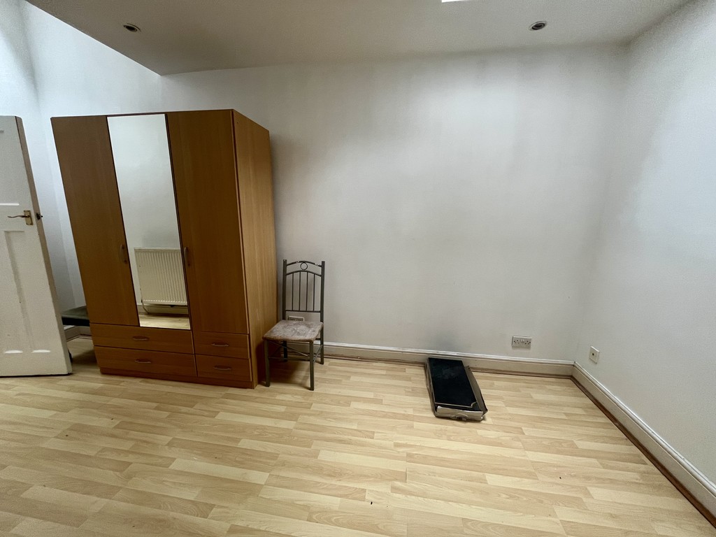 3 bed end of terrace house to rent in Sunningdale Avenue, Feltham  - Property Image 11