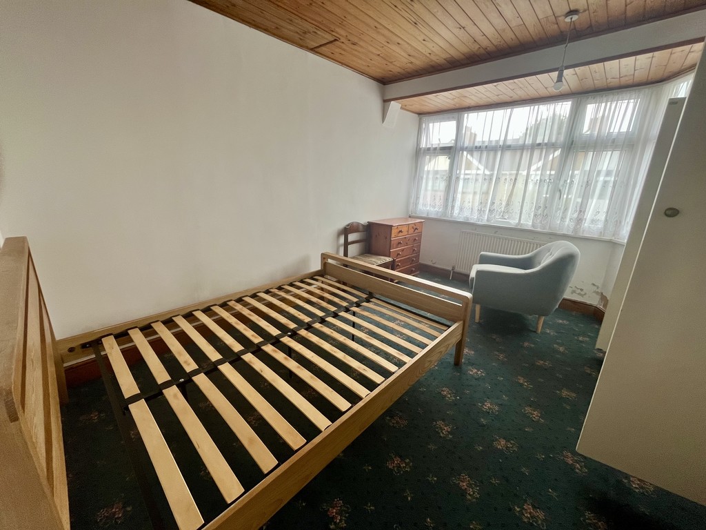 3 bed end of terrace house to rent in Sunningdale Avenue, Feltham  - Property Image 12