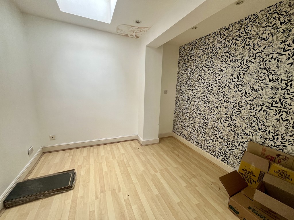 3 bed end of terrace house to rent in Sunningdale Avenue, Feltham  - Property Image 13
