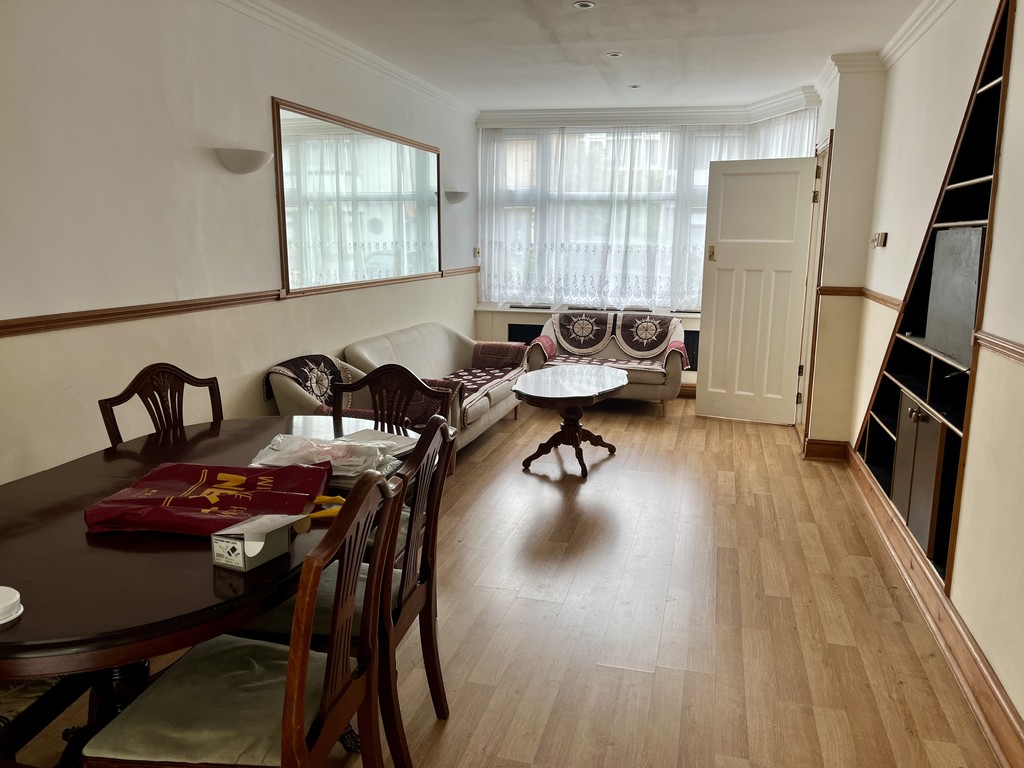 3 bed end of terrace house to rent in Sunningdale Avenue, Feltham  - Property Image 3