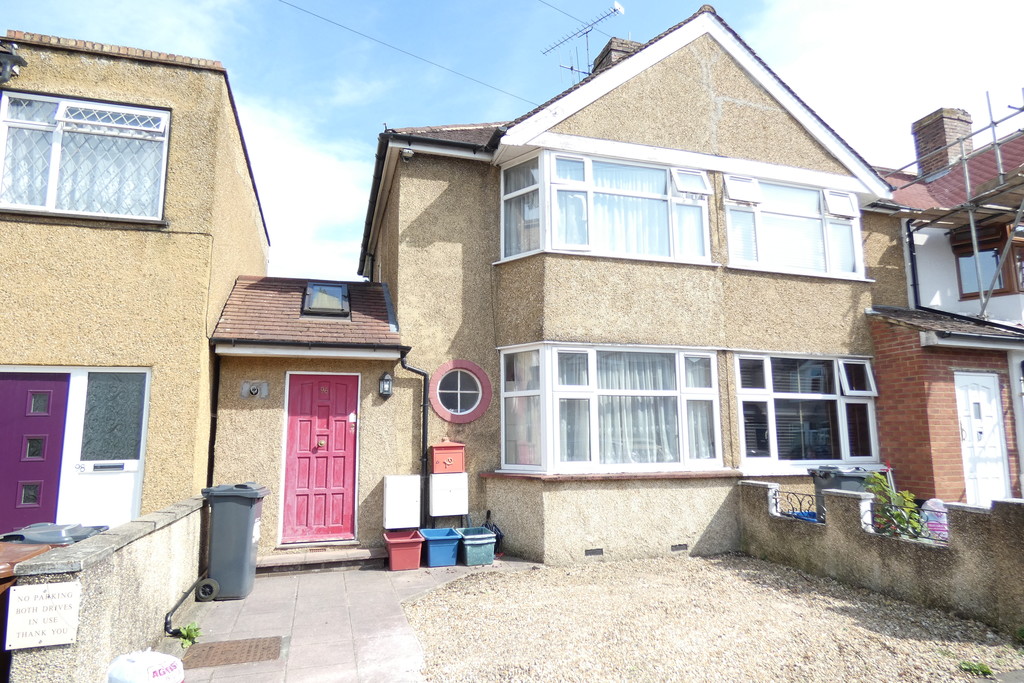 3 bed end of terrace house to rent in Sunningdale Avenue, Feltham  - Property Image 1