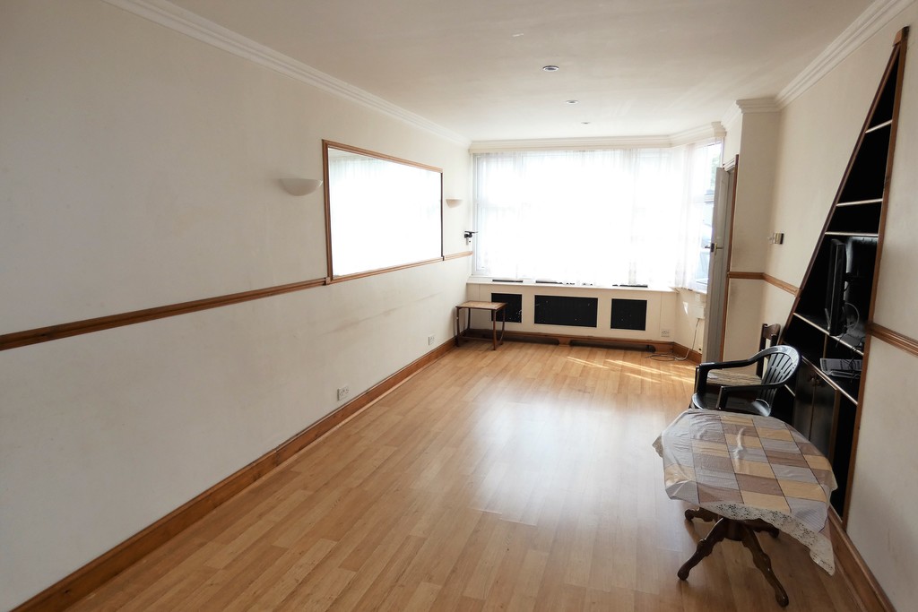 3 bed end of terrace house to rent in Sunningdale Avenue, Feltham  - Property Image 4