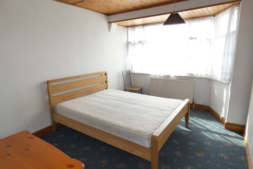 3 bed end of terrace house to rent in Sunningdale Avenue, Feltham  - Property Image 8