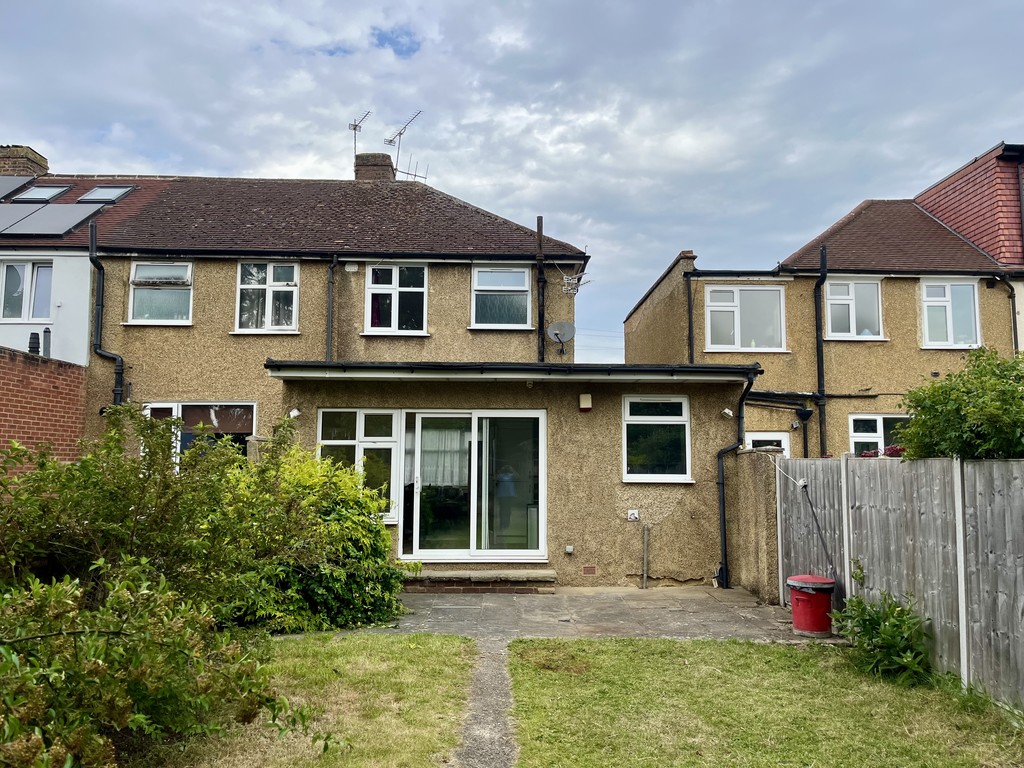 3 bed end of terrace house to rent in Sunningdale Avenue, Feltham  - Property Image 15