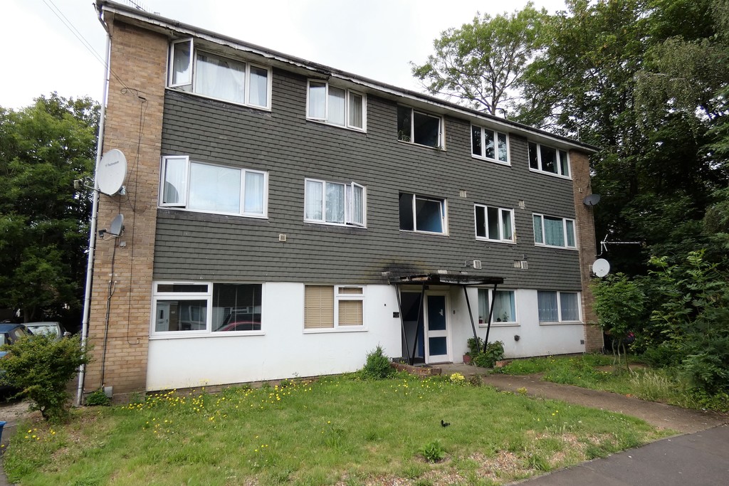 2 bed flat to rent in Roman Close, Feltham 5