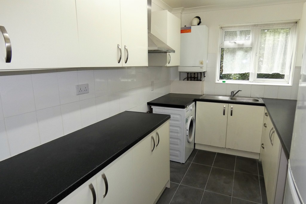 2 bed flat to rent in Roman Close, Feltham 1