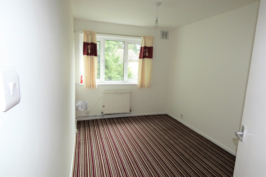 2 bed flat to rent in Roman Close, Feltham 3