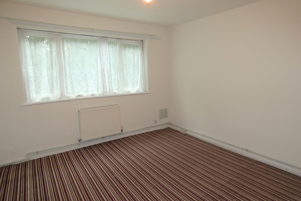 2 bed flat to rent in Roman Close, Feltham 4