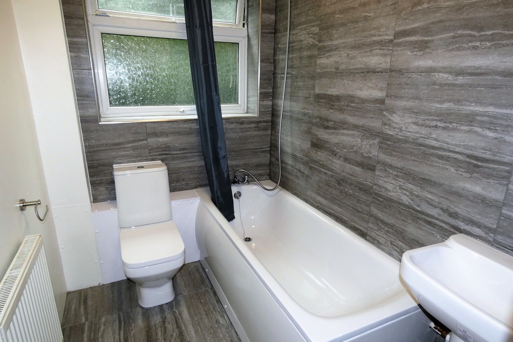 2 bed flat to rent in Roman Close, Feltham 2