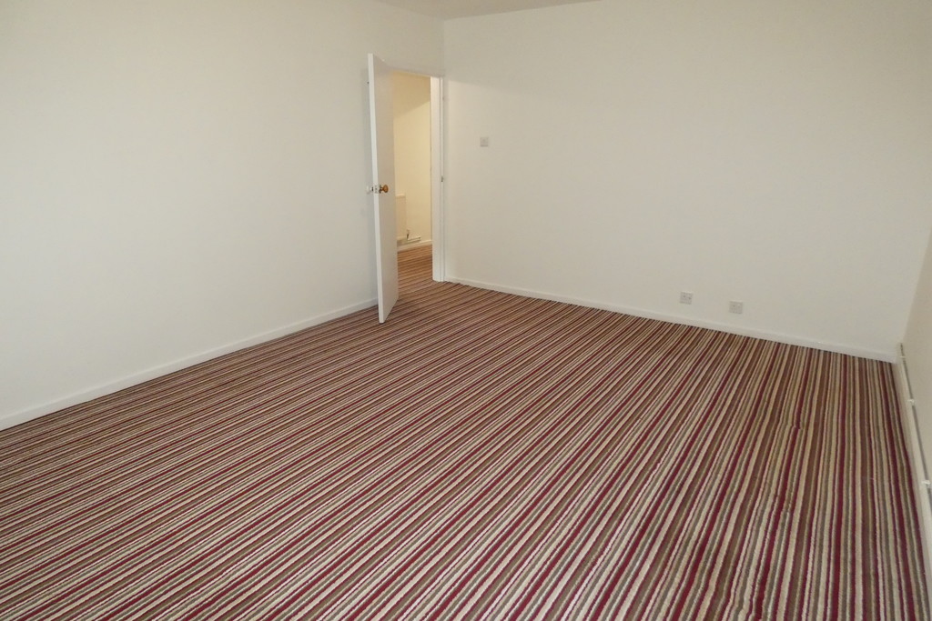 2 bed flat to rent in Roman Close, Feltham 7