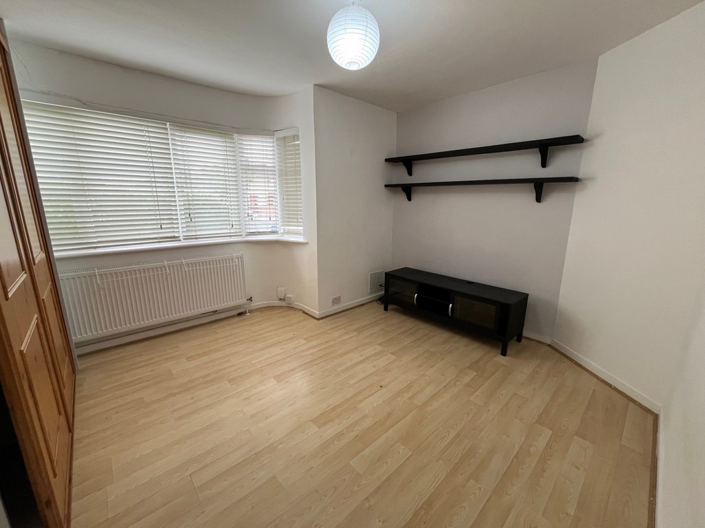 3 bed semi-detached house to rent in Kingston Avenue, Feltham  - Property Image 3