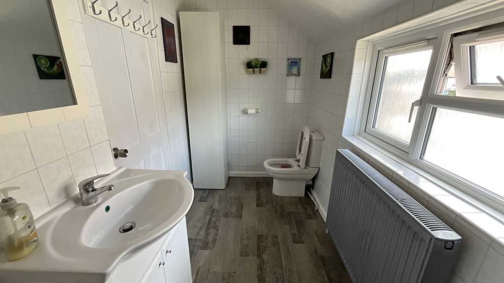 3 bed semi-detached house to rent in Kingston Avenue, Feltham  - Property Image 9
