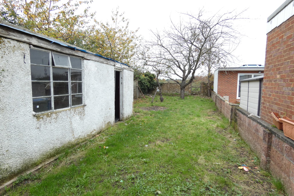 3 bed semi-detached house to rent in Kingston Avenue, Feltham 3