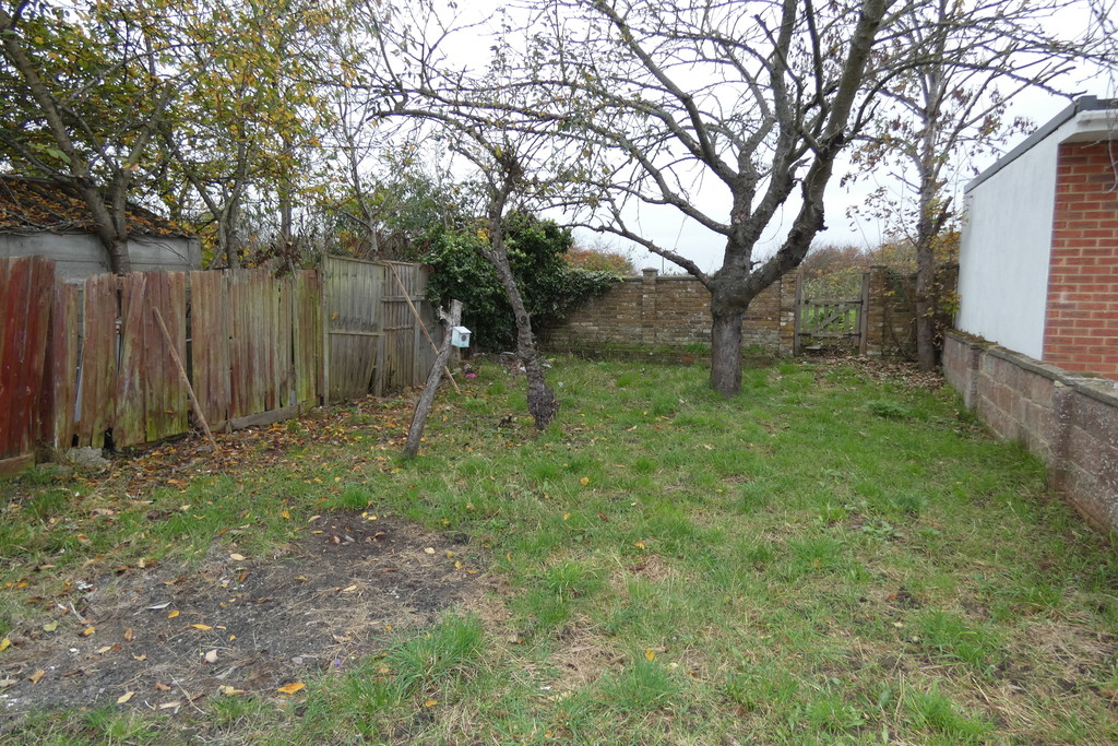 3 bed semi-detached house to rent in Kingston Avenue, Feltham  - Property Image 5