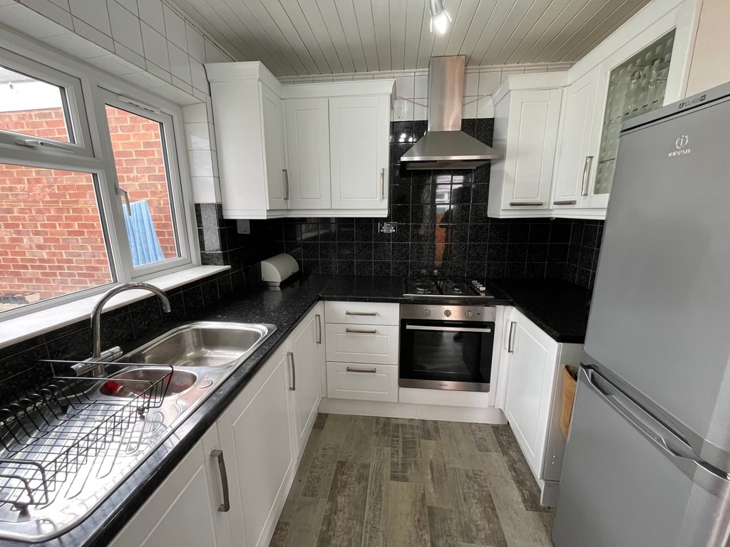 3 bed semi-detached house to rent in Kingston Avenue, Feltham  - Property Image 7