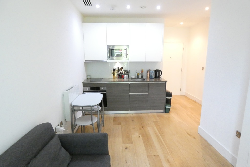 Situated in the heart of Hounslow is this CHAIN-FREE MODERN & SPACIOUS STUDIO APARTMENT.  Benefits include LONG LEASE OVER 900 YEARS REMAINING, security entry system, concierge desk and lift access.  This apartment is situated only a short walk from Hounslow Central Tube Station, Hounslow High Street and Hounslow Mainline Train Station and has GREAT TRANSPORT LINKS to the A4/M4 with its links to Heathrow Airport and Central London.