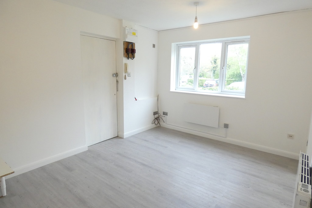 Flat to rent in Brendon Close, Hayes  - Property Image 1