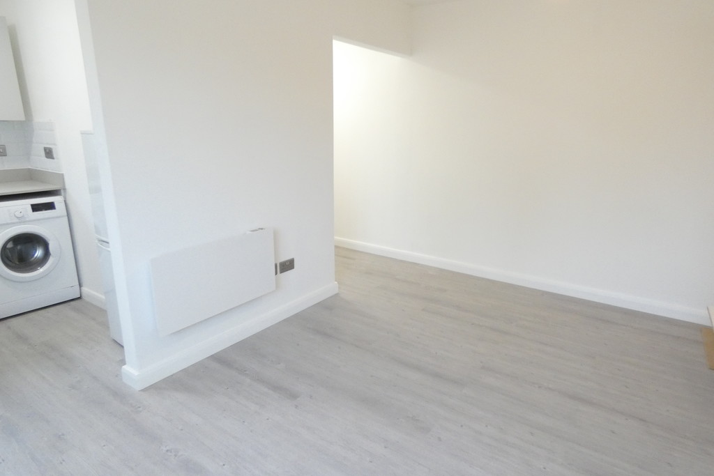 Flat to rent in Brendon Close, Hayes 3