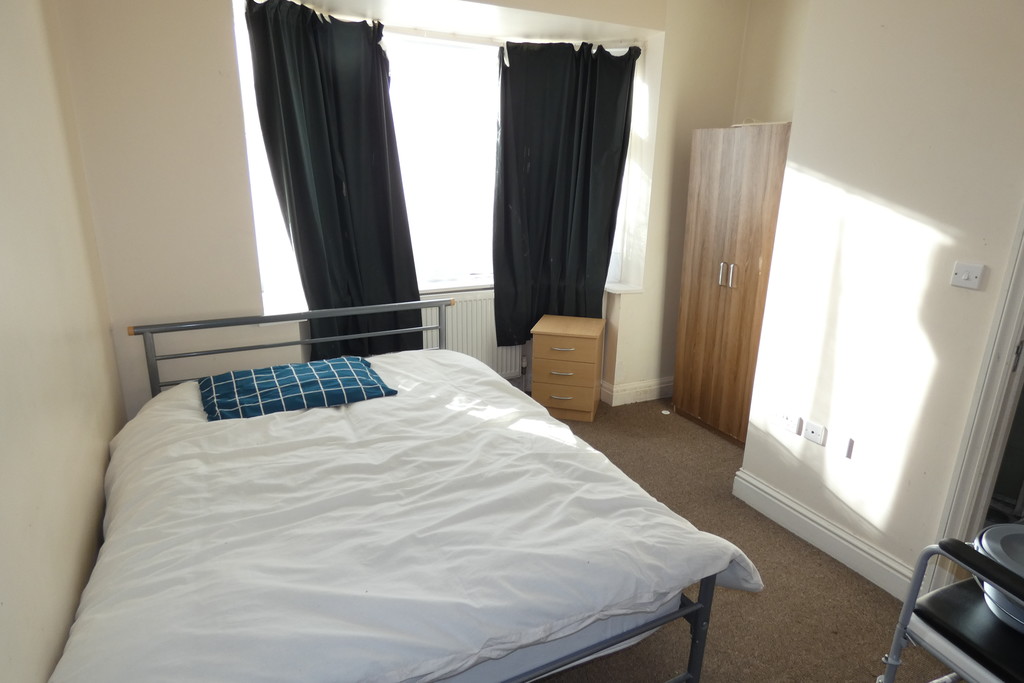Situated off Coldharbour Lane just a few mins walk from Hayes Town is this DOUBLE ROOM WITH EN-SUITE FULLY INCLUDES COUNCIL TAX & UTILITY BILLS.  AVAILABLE NOW benefits from own shower room / wc, shared kitchen facilities and garden access.  Great transport links close to Hayes Town and few mins walk from Train Station.  Early viewings are highly recommended.