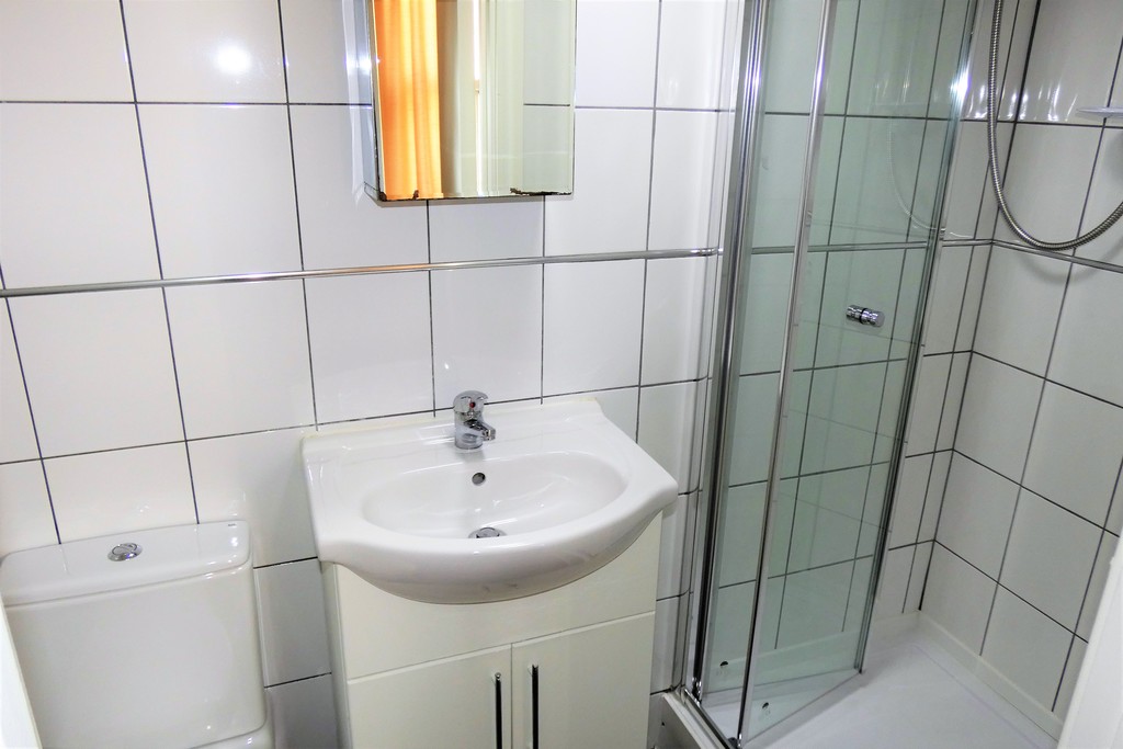 1 bed house share to rent in Grove Road R, Middlesex  - Property Image 5