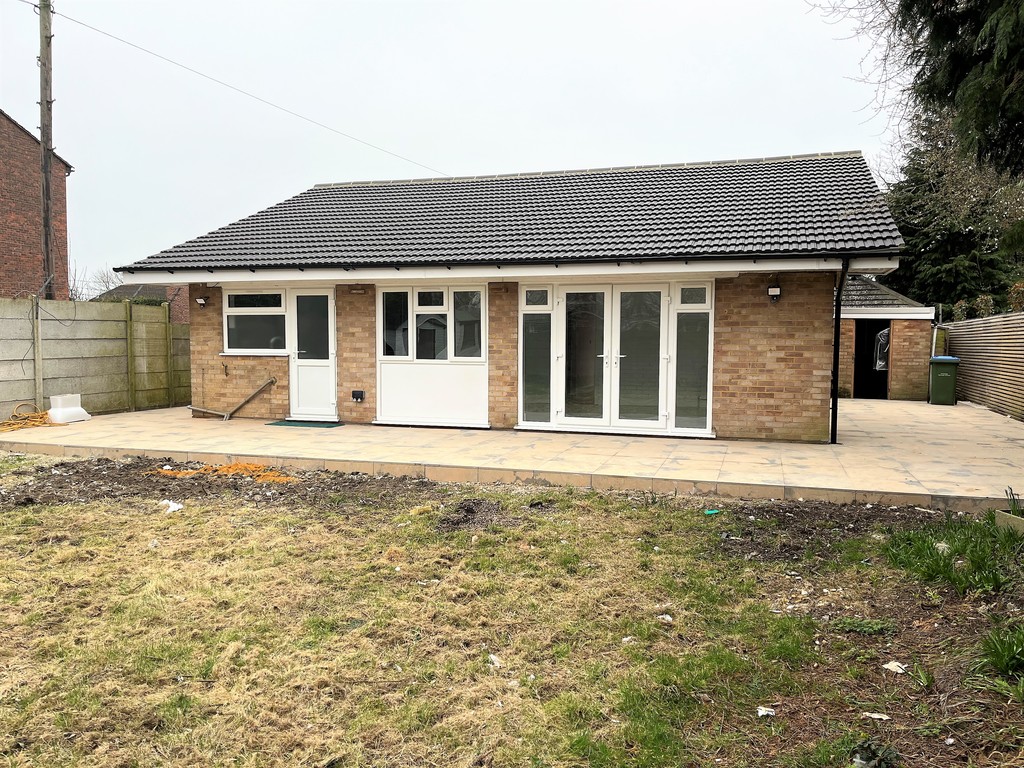 3 bed detached bungalow to rent in Clements Road, Walton-on-Thames 0