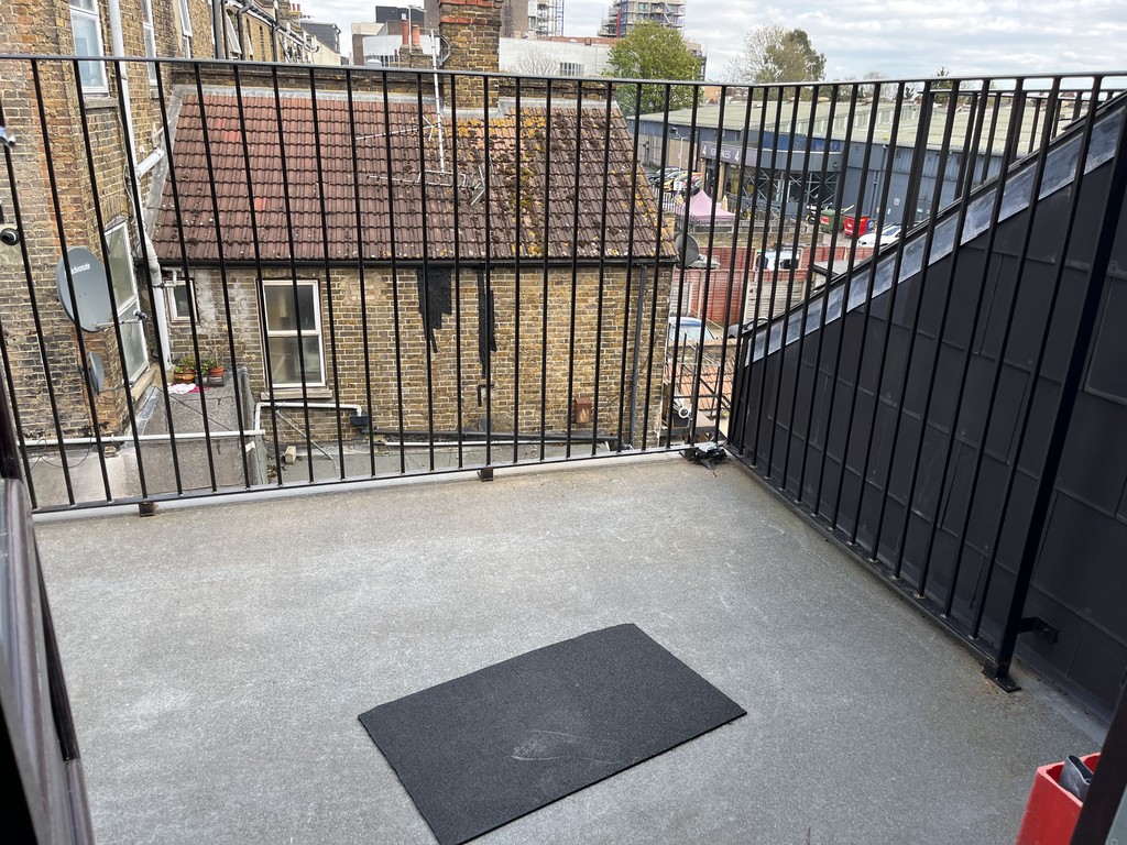 Studio flat to rent in Staines Road, Hounslow 1