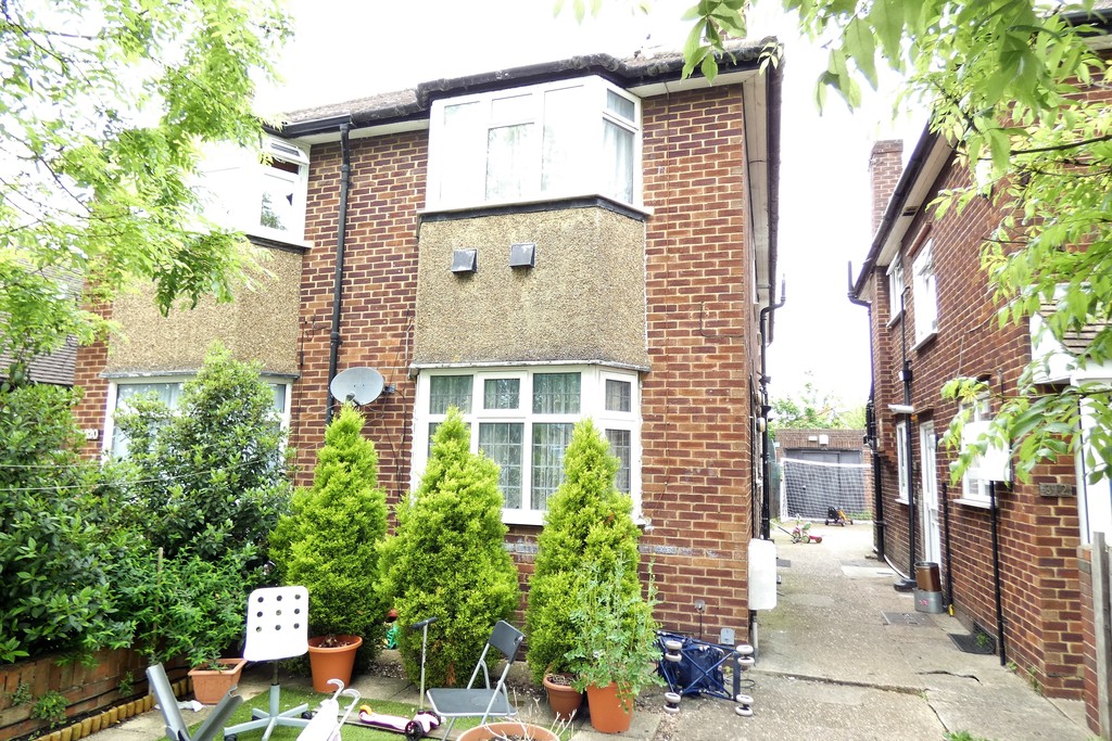 2 bed ground floor maisonette for sale in Staines Road, Feltham 0