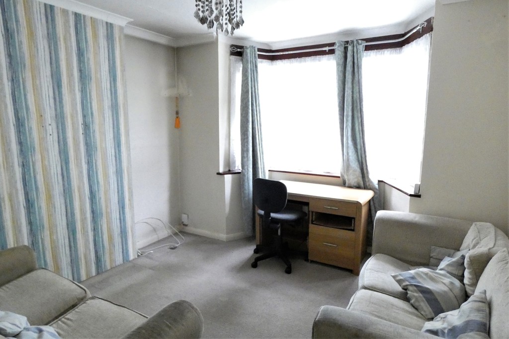 2 bed ground floor maisonette for sale in Staines Road, Feltham 1