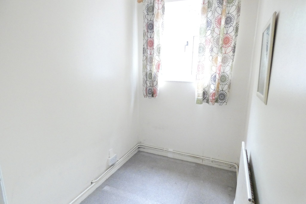 2 bed ground floor maisonette for sale in Staines Road, Feltham 3