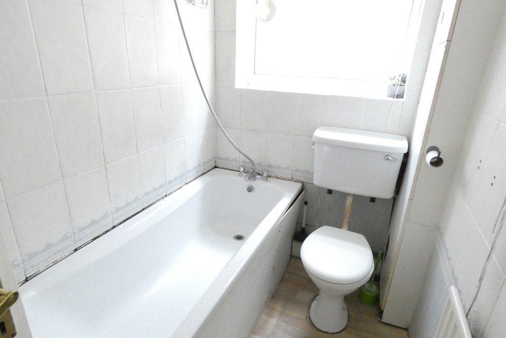2 bed ground floor maisonette for sale in Staines Road, Feltham 5