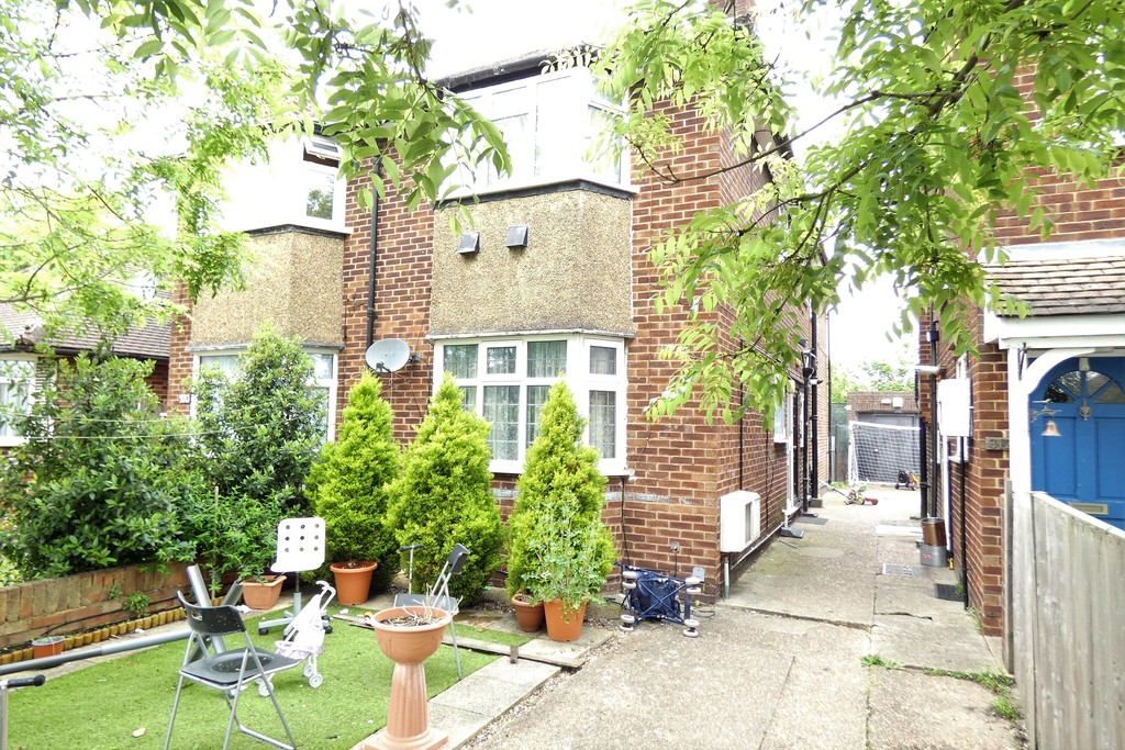 2 bed ground floor maisonette for sale in Staines Road, Feltham 6