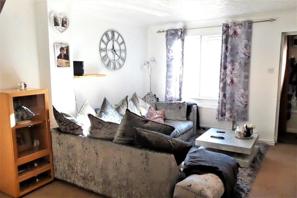 2 bed end of terrace house to rent in Kendal Close, Feltham 1