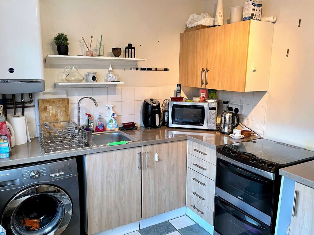 2 bed end of terrace house to rent in Kendal Close, Feltham 2