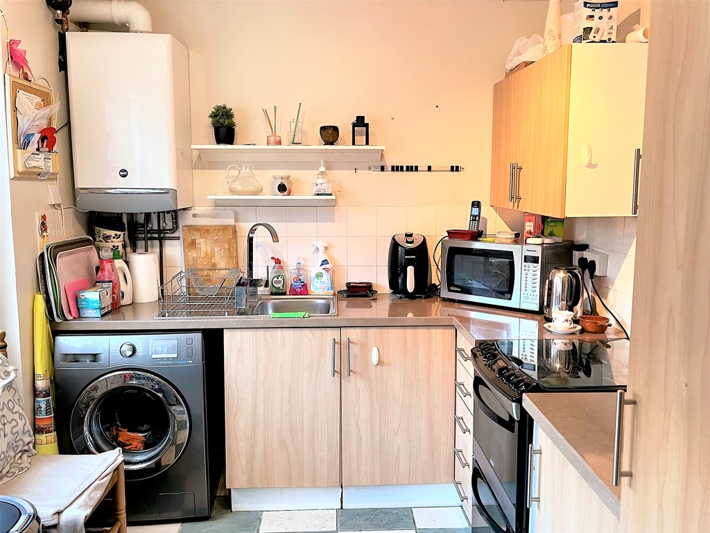2 bed end of terrace house to rent in Kendal Close, Feltham 4