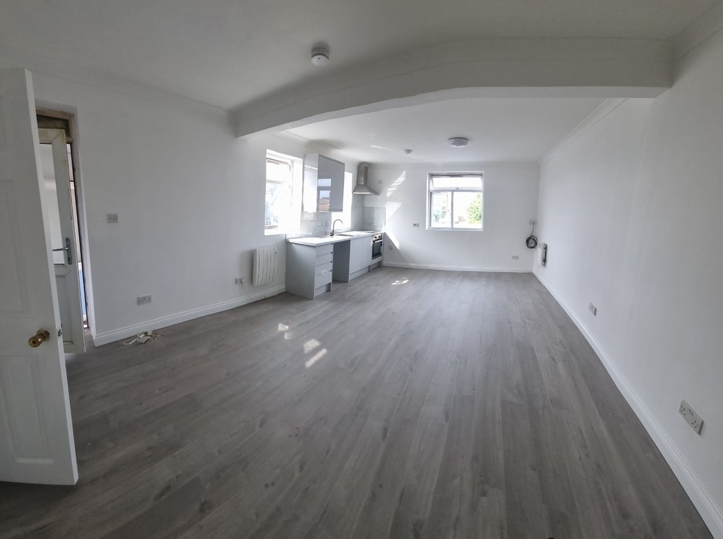 Empire Estates are DELIGHTED TO OFFER TO RENT THIS SUPERBLY PRESENTED STUDIO FLAT LOCATED ON THE EVER SO POPULAR OXFORD ROAD - INCLUSIVE OF WATER BILLS. Comprises of Large Studio Room, Newly Fitted KITCHEN & BATHROOM / WC. Further benefits include OFF STREET PARKING AT THE REAR, Great transport links and close to local amenities. AVAILABLE IMMEDIATELY INCLUDES WATER BILL. COUNCIL TAX BAND A - £1,504.16 APPROX PER ANNUM.