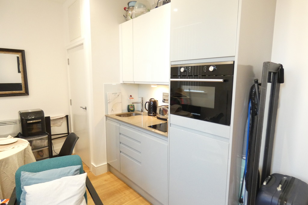 1 bed flat for sale in Douglas Road, Hounslow 2