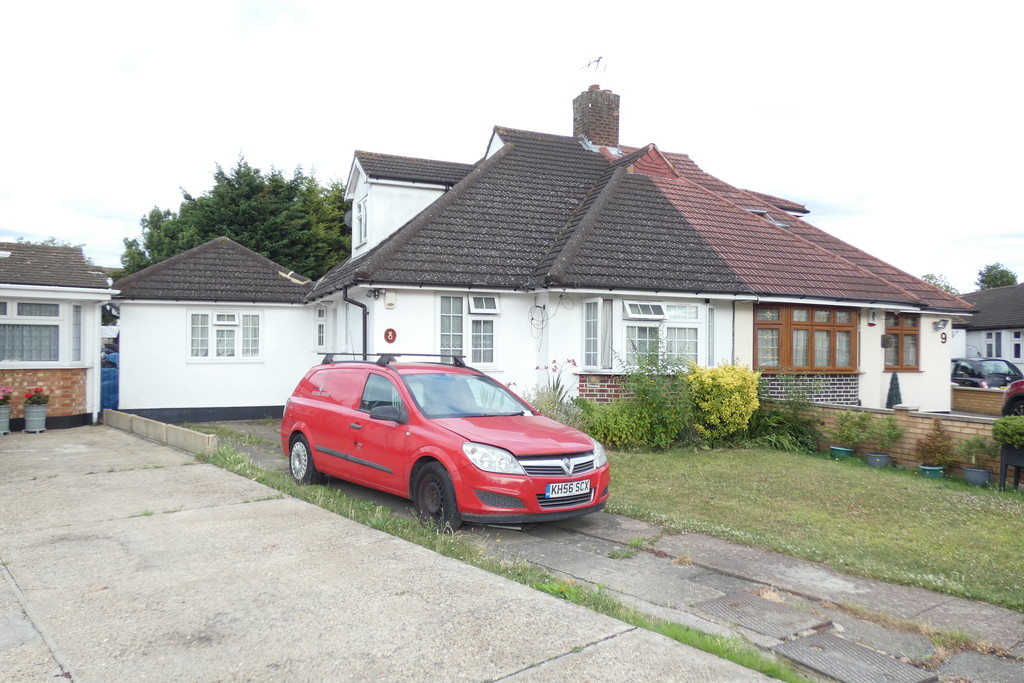 4 bed semi-detached bungalow for sale in Hardwicke Avenue, Middlesex 4