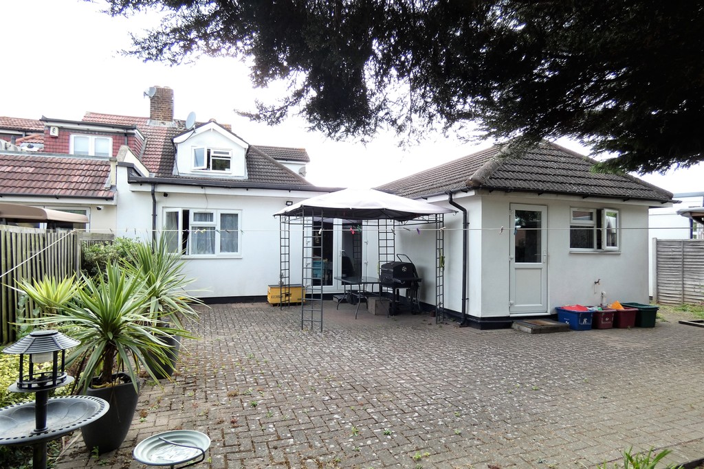 4 bed semi-detached bungalow for sale in Hardwicke Avenue, Middlesex 0