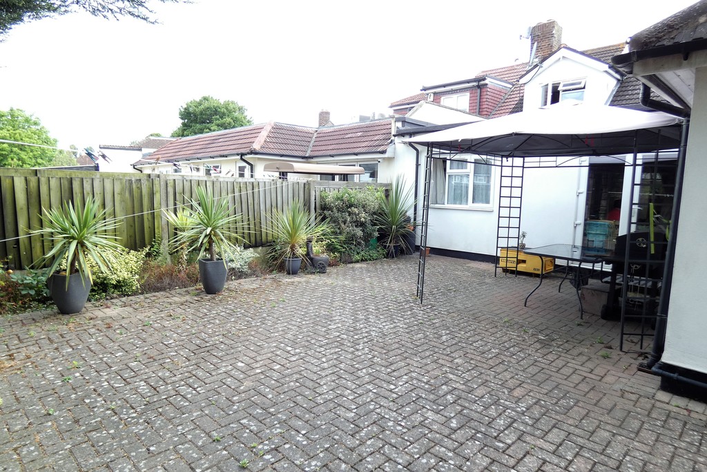 4 bed semi-detached bungalow for sale in Hardwicke Avenue, Middlesex 20