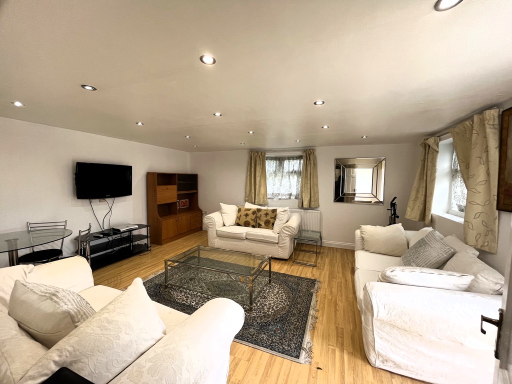 1 bed apartment to rent in Curtis Road, Hounslow  - Property Image 1