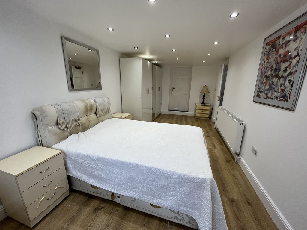 1 bed apartment to rent in Curtis Road, Hounslow 3