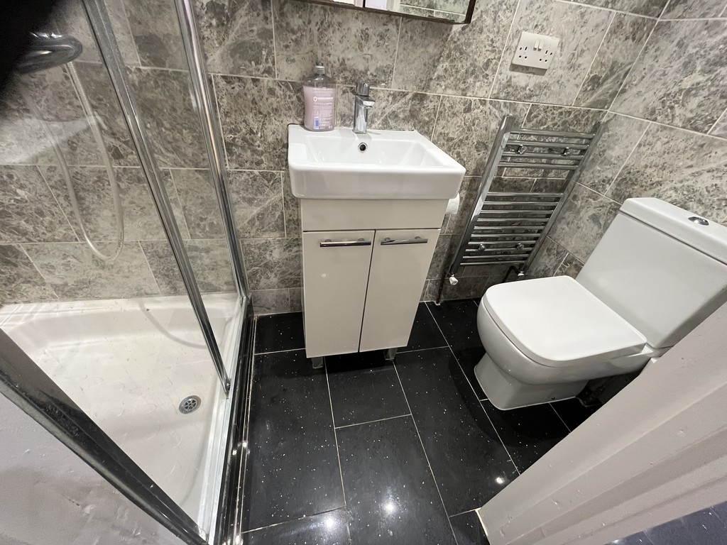 1 bed apartment to rent in Curtis Road, Hounslow 4