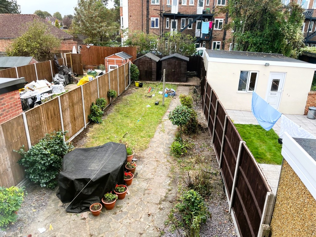 3 bed terraced house to rent in Mornington Road, Greenford 2