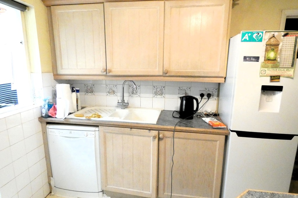 3 bed terraced house for sale in Lansbury Avenue, Feltham 9