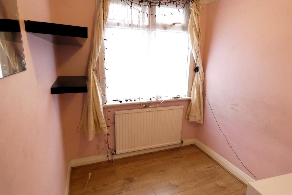 3 bed terraced house for sale in Lansbury Avenue, Feltham 10