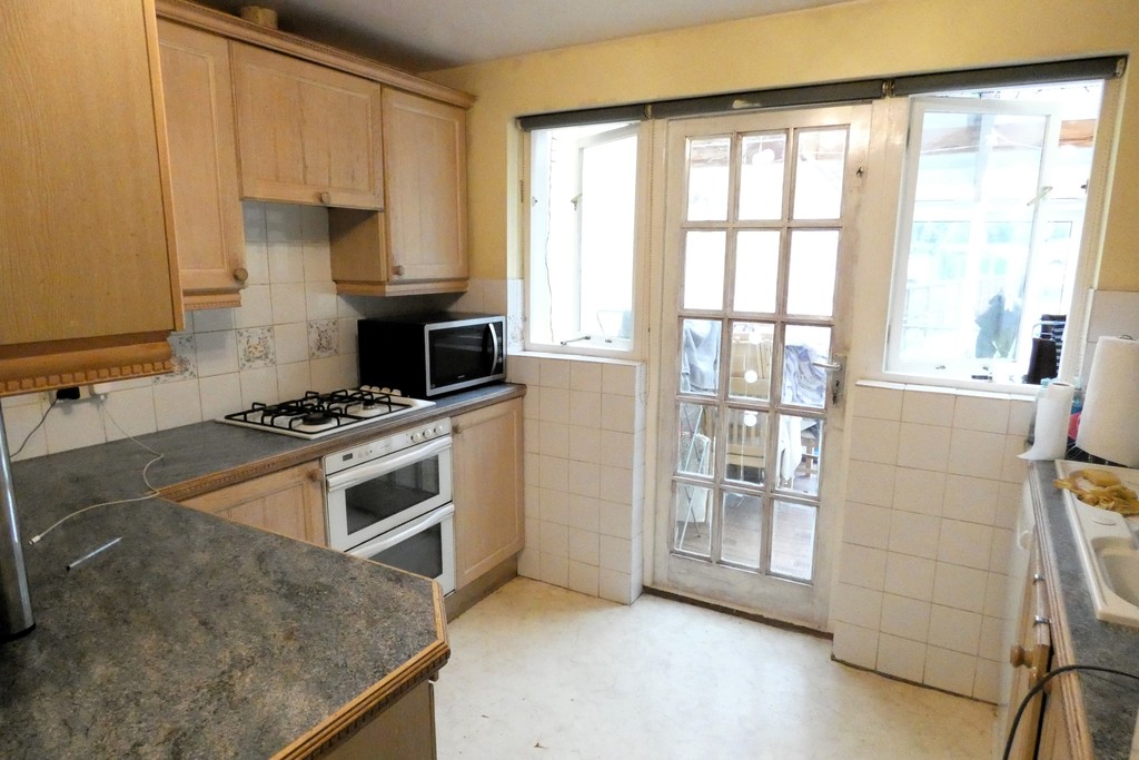 3 bed terraced house for sale in Lansbury Avenue, Feltham 4