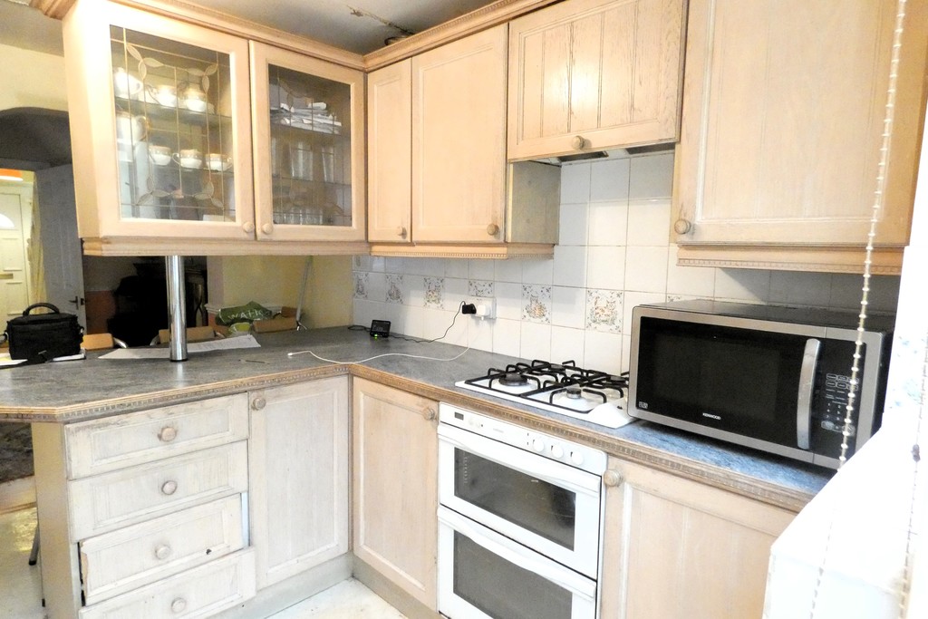 3 bed terraced house for sale in Lansbury Avenue, Feltham 5