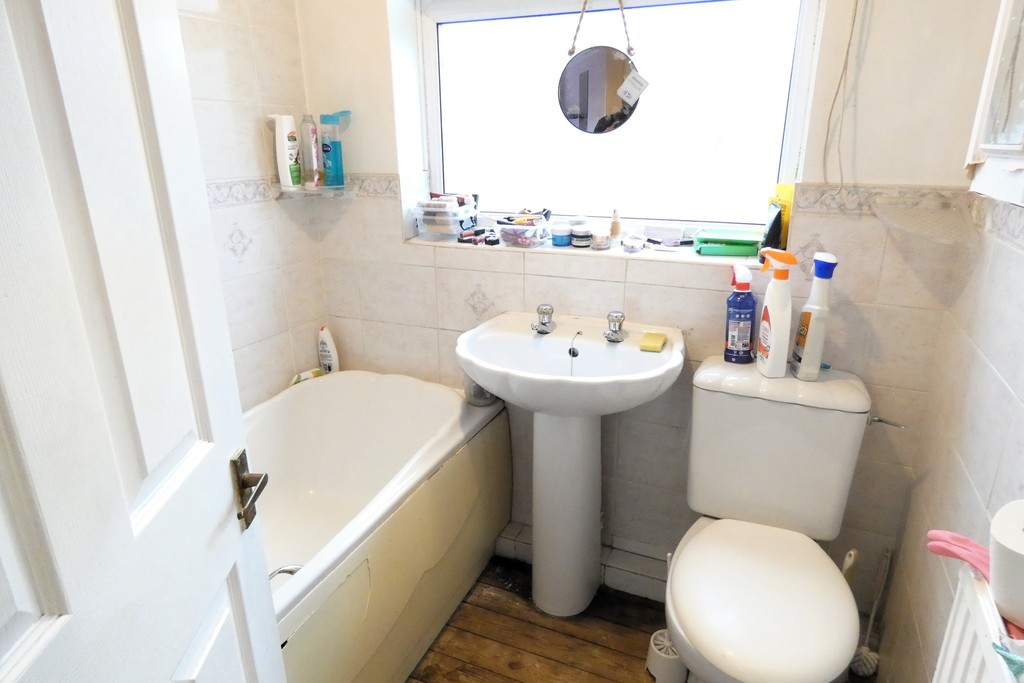 3 bed terraced house for sale in Lansbury Avenue, Feltham 7